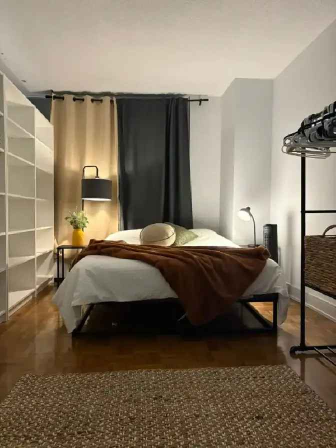 Affordable Flex Room Steps from Davisville Subway Station