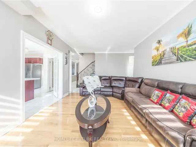 Gorgeous 4-Bedroom Home in Scarborough Staines