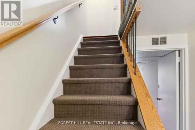 House For Sale in 86, Village Greenway, Toronto, Ontario