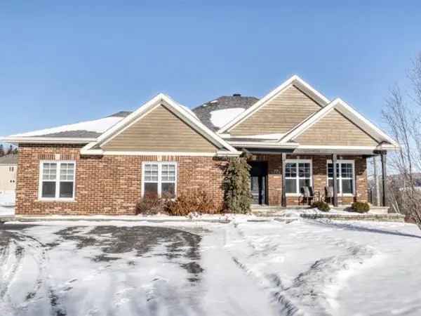 5 Bedroom Bungalow 2010 Modern Kitchen Quartz Countertops