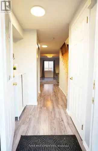 3 Bedroom Townhome in Barrie, ON - Close to Highway 400 and Amenities