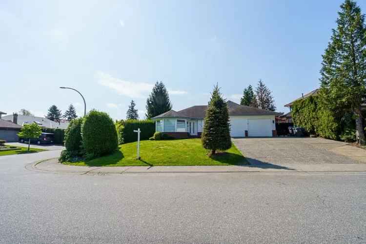 Stunning One-Level 3-Bedroom Home - Family & Empty Nesters