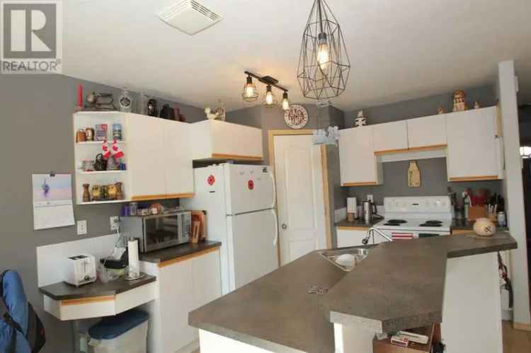 Buy Duplex in Central Alberta with Spacious Layout and Generous Yard