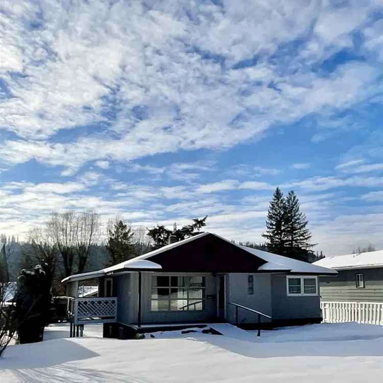 3-Bedroom Home near West Fraser Timber Park