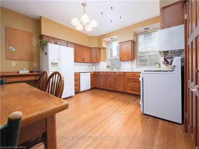 Stunning Victorian Home 6 Beds 4 Baths Owen Sound