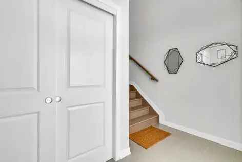 3 Bedroom 174m² House in Ottawa with No Rear Neighbours