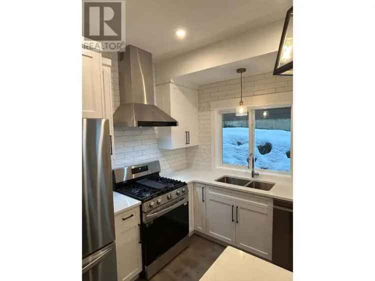 Sun Peaks Ski-in Shuttle-out Family Home 4 Beds 3 Baths