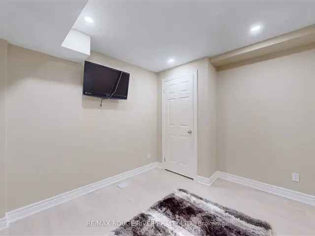 3 Bedroom Centennial Apartment - Newly Renovated