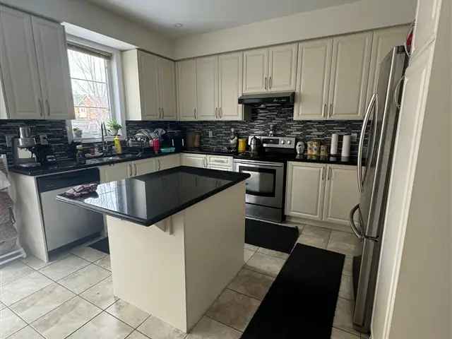 Richmond Hill 4 Bedroom Townhome Near Schools and Parks