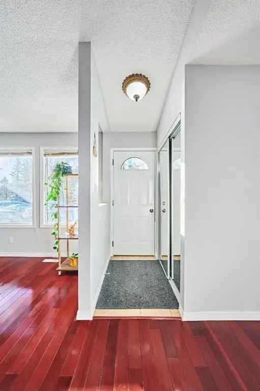 House For Sale in Calgary, Alberta