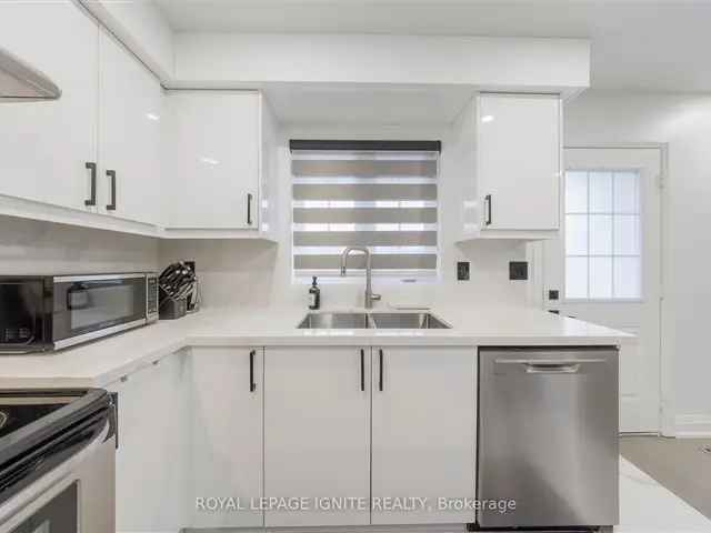 Rarely Available Berczy Park Townhome 3 Beds 3 Baths 1830 Sq Ft