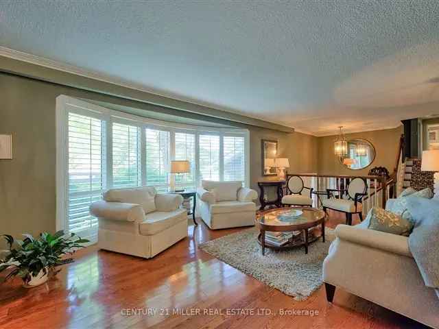 South West Oakville Lakefront Property: 4-Bed Home on 16,630 Sq Ft Lot