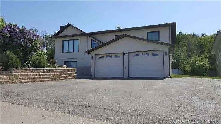 5 Bedroom Bi Level Home in Peace River