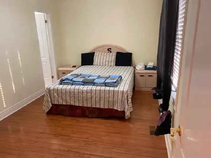 Room for Rent - Dec 1st  - $900  -  Albion / Islington - Female