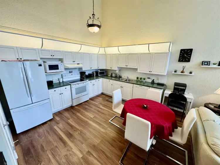 Penthouse Condo in West Hills Shopping District