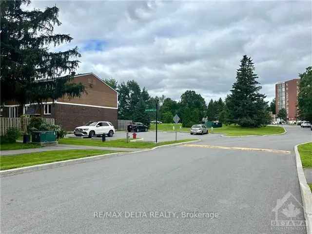 Kanata Beaverbrook End Unit Condo 2 Bed 2 Bath Fenced Yard