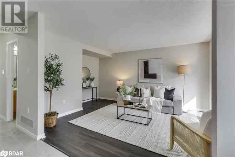 North London Townhome 3 Beds 2 Storey End Unit