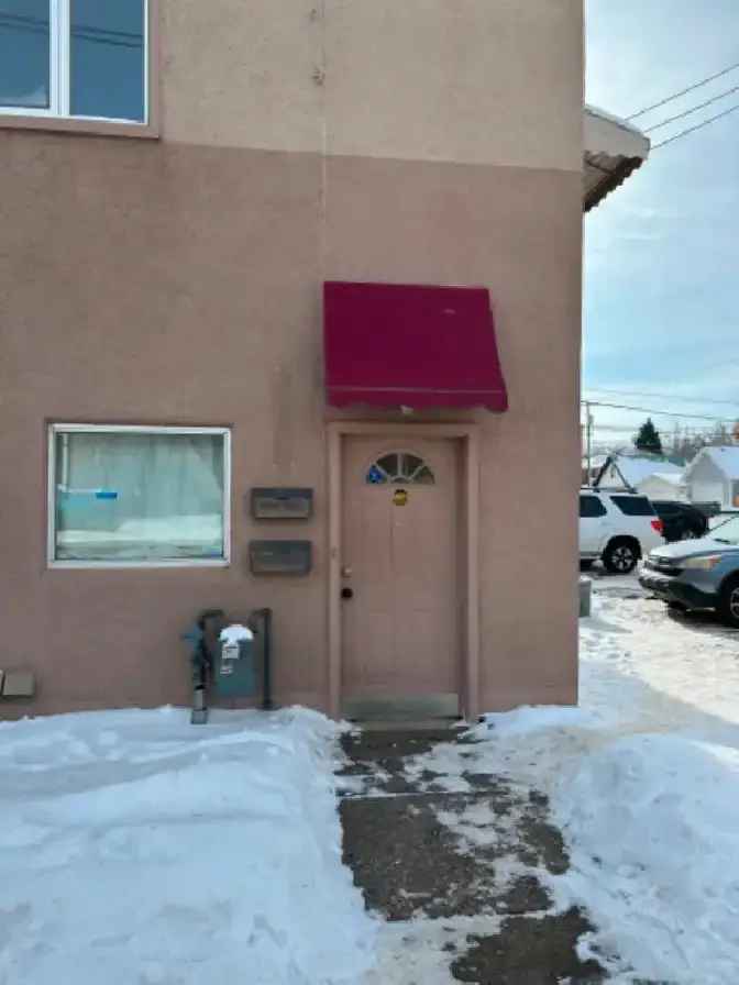 Rent Top Floor Apartment Near Duchess and Westmount Mall