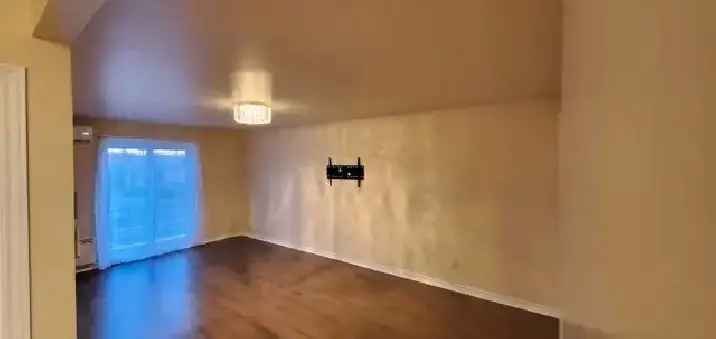 Grand 5 12 RDP Triplex Apartment for Rent