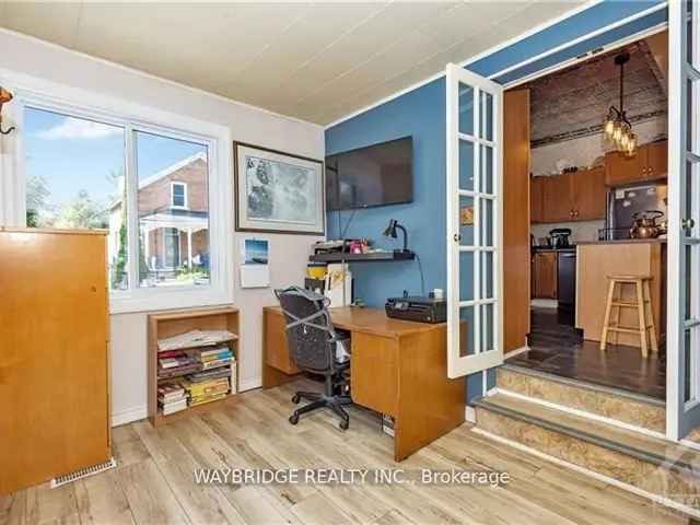 Charming Almonte Home: Modern Kitchen, Spacious Layout, Prime Location