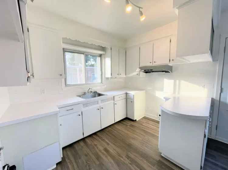 Spacious Upper Duplex Near Schools and Transit