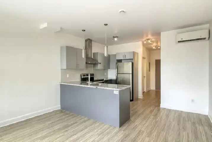 2 Bed Apartment Near UdeM - Renovated