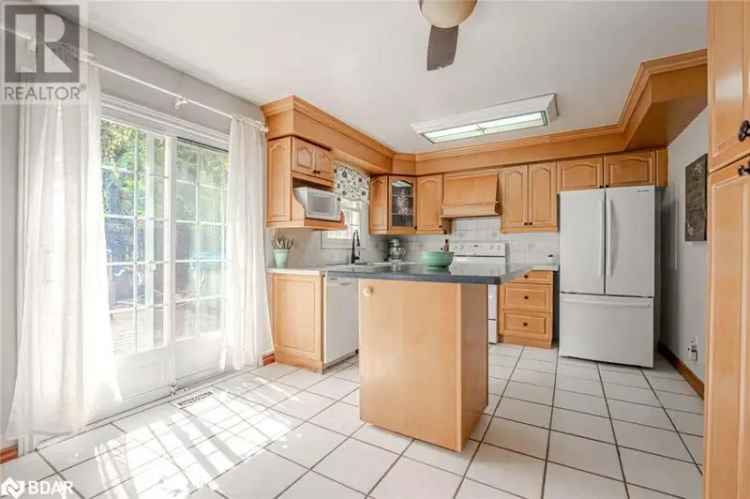 All Brick Family Home Large Private Lot North Barrie
