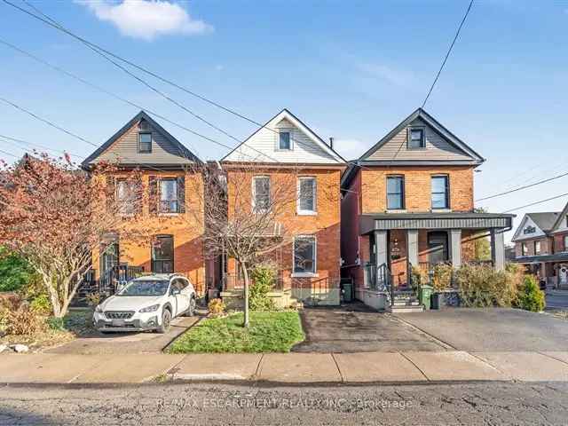 House For Sale in Hamilton, Ontario