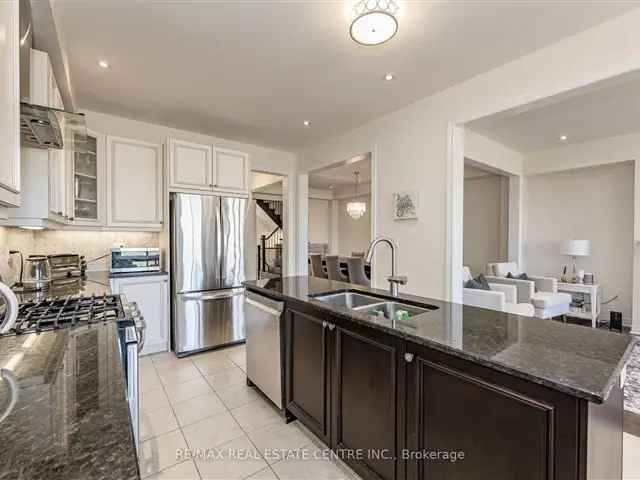 Oakville Bronte Creek Executive Townhouse 3 1/2 Baths 3 Beds