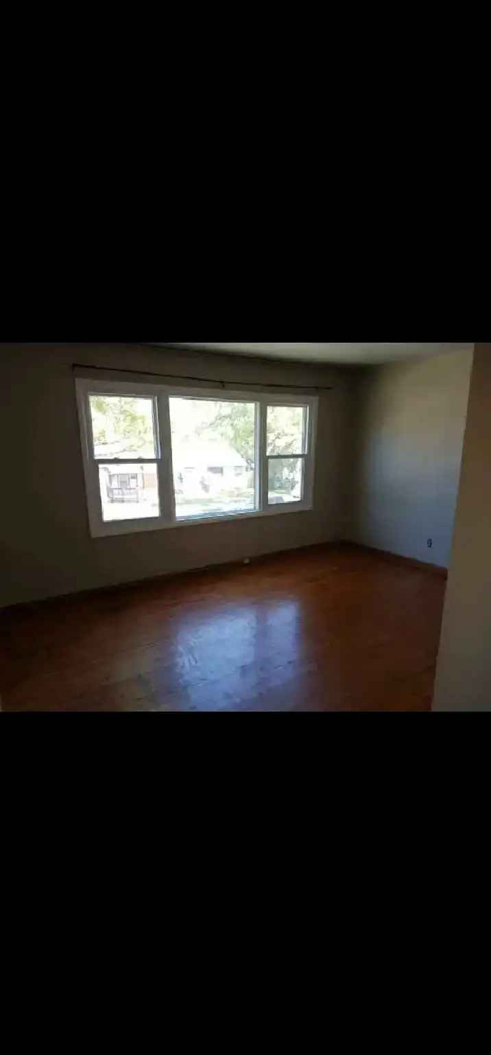 Large 2 bdrm upper duplex for rent pet friendly r2x