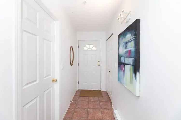 Sechelt Townhouse for Sale: 3-Bedroom, Move-In Ready