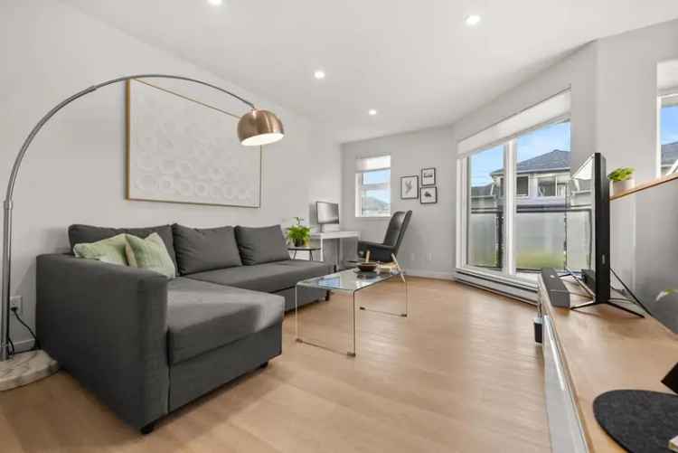 Central Lonsdale Townhouse 3 Beds Updated Interior Private Deck