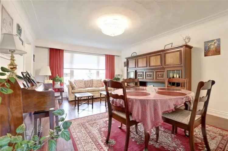Renovated Raised Bungalow in Buchanan Park Hamilton Mountain