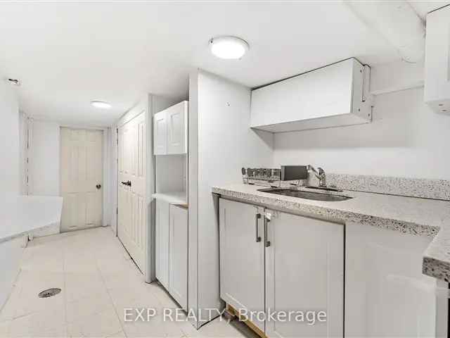 Four Bedroom Home Near Queen St W Toronto