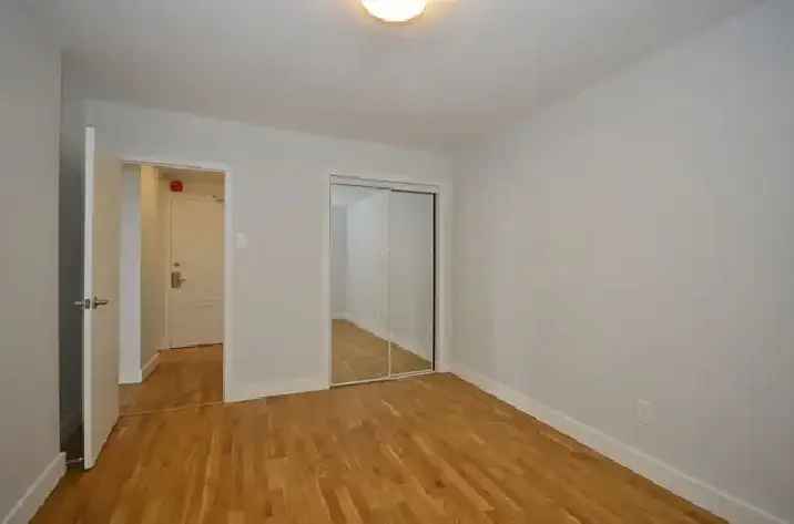 Renovated one bedroom, Jameson and Queen St - ID 2954