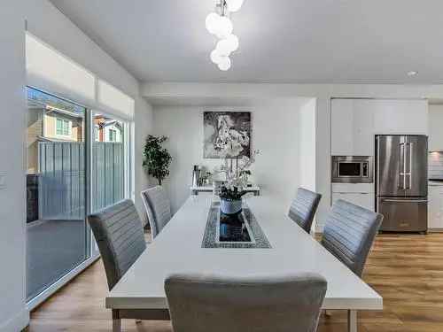 Surrey Townhome For Sale - 3 Beds, 3 Baths, Modern Kitchen
