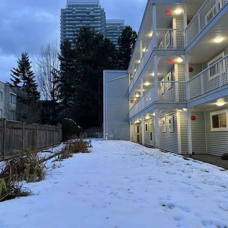 Surrey Central Townhome Apartment 2 Beds 2 Baths 1340 sq ft