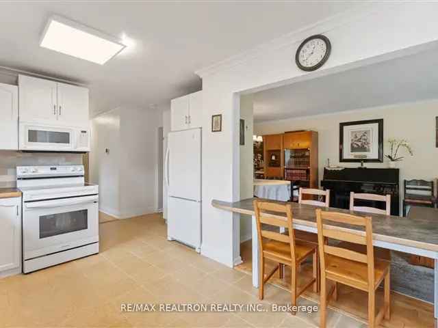 Exceptional Large Bungalow 4+2 Beds 2 Kitchens Walk-Out Basement