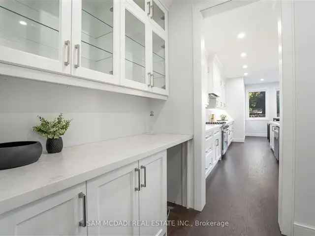 Luxury 4-Bedroom Home in Lorne Park