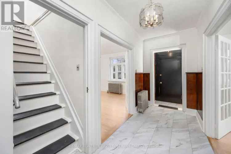 2-Storey Home in Lawrence Manor 2500+ sq ft
