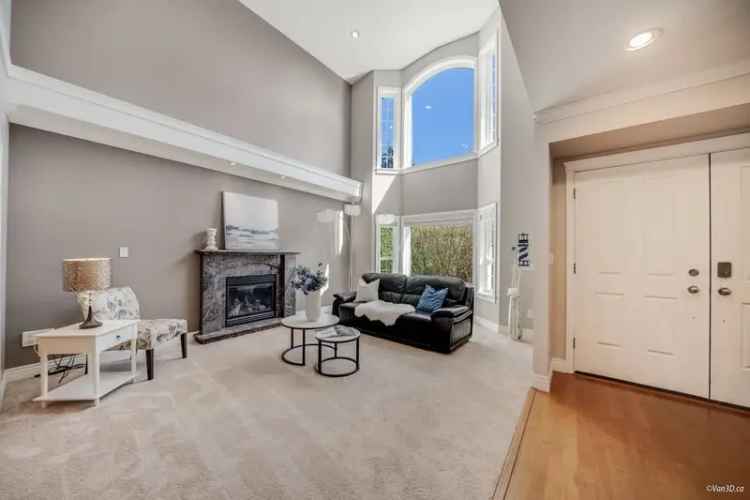 White Rock Mansion: 8 Beds, 6 Baths, Golf Course Backyard
