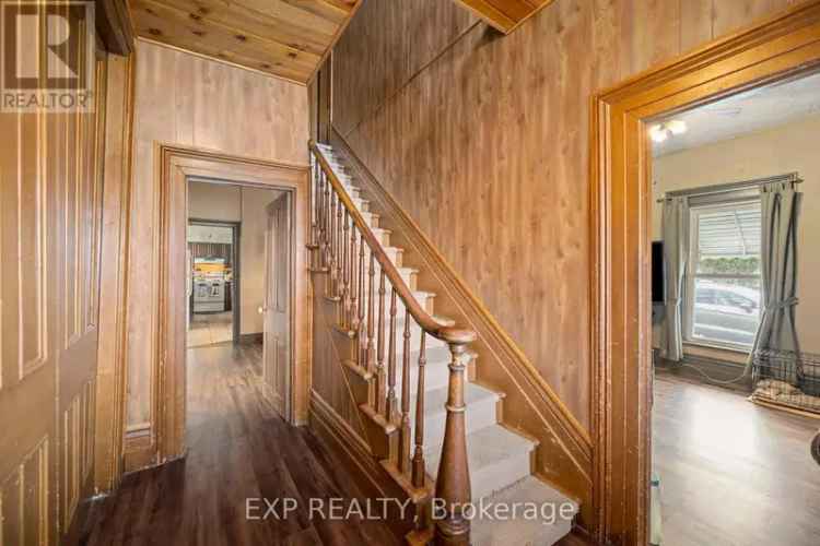 3 1 Bedroom Home Large Lot Close to Amenities Hwy 401