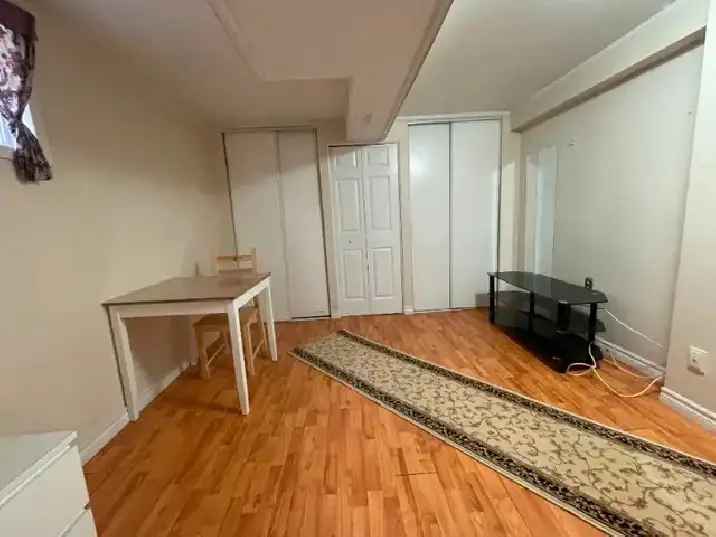 SHARED FEMALE STUDENT MIDLAND & EGLINTON ROOM FOR RENT