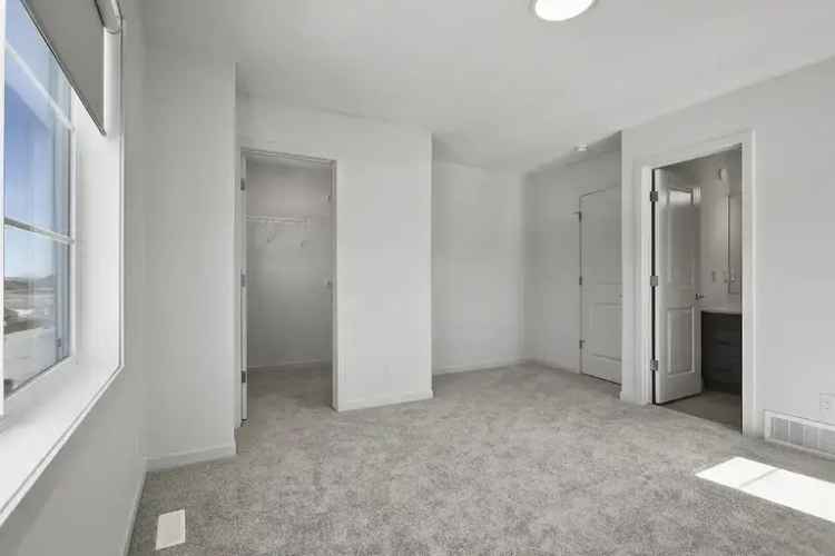 Cochrane Townhouse - 3 Bed 3 Storey Double Garage