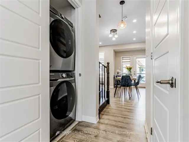 Townhouse For Sale in Oakville, Ontario