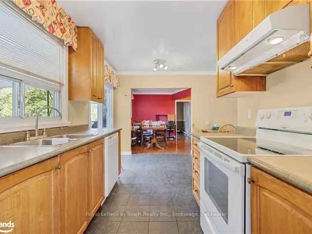 Coldwater Family Home: 2+1 Beds, Pool, Finished Basement