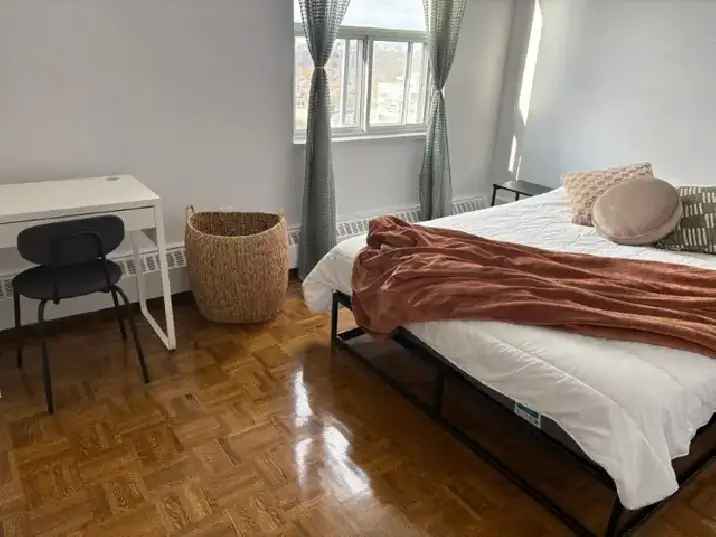 Affordable & Spacious Room near the Davisville Subway Station