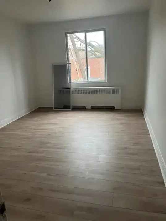 Renovated 4 1/2 Apartment Near CDN Metro