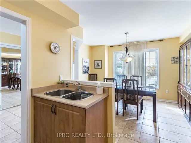 Townhouse For Sale in Burlington, Ontario