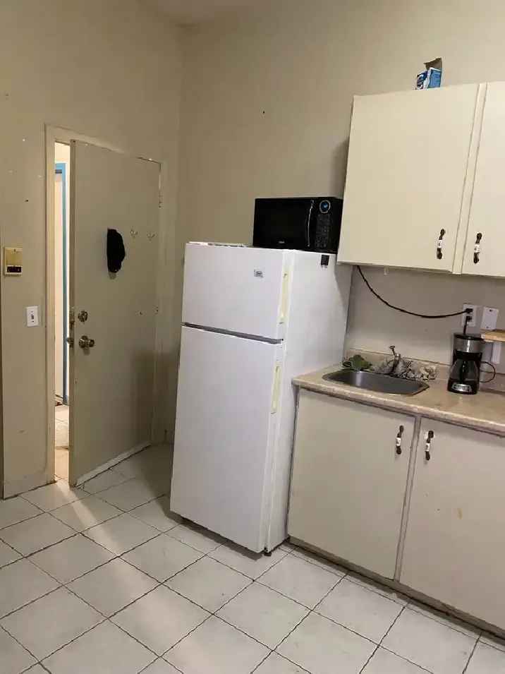 movein today CenterSt16Ave bachelor private bathroom older man